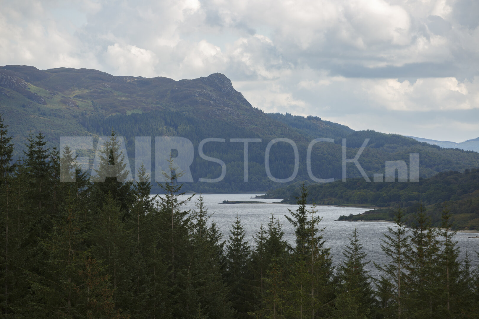 Sereen bergmeer in Schotland