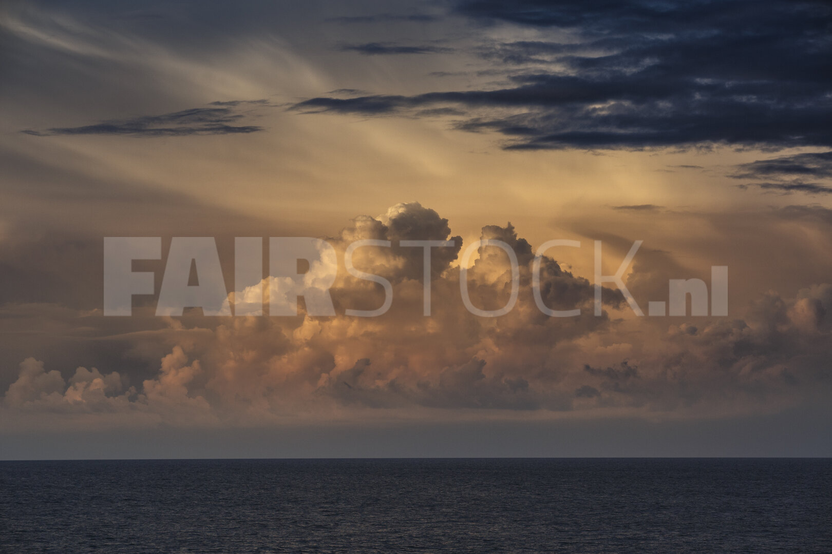 Noordzee bij zonsondergang met kleurrijke wolken