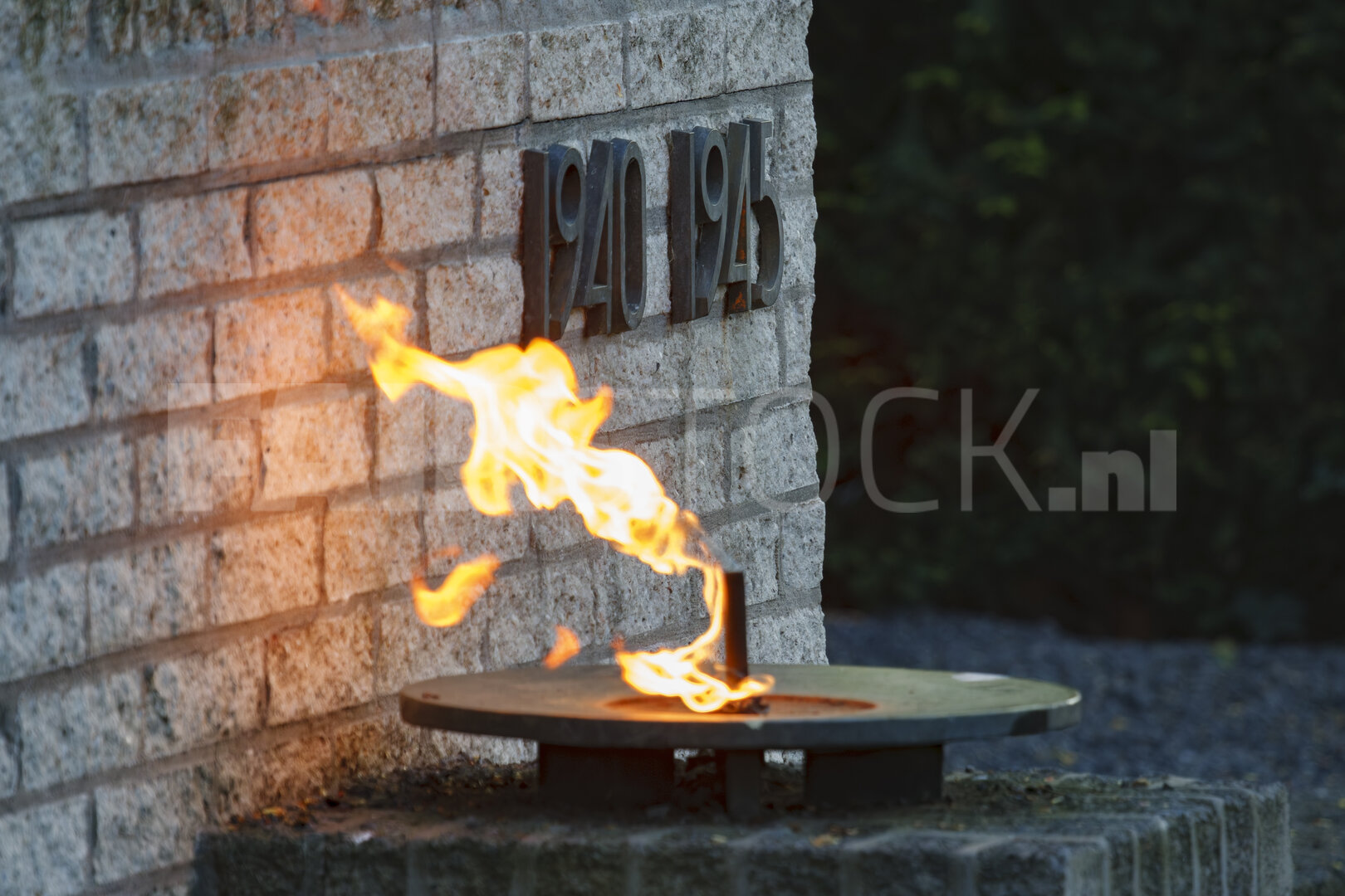 Eeuwige vlam brandt fel bij herdenkingsmonument
