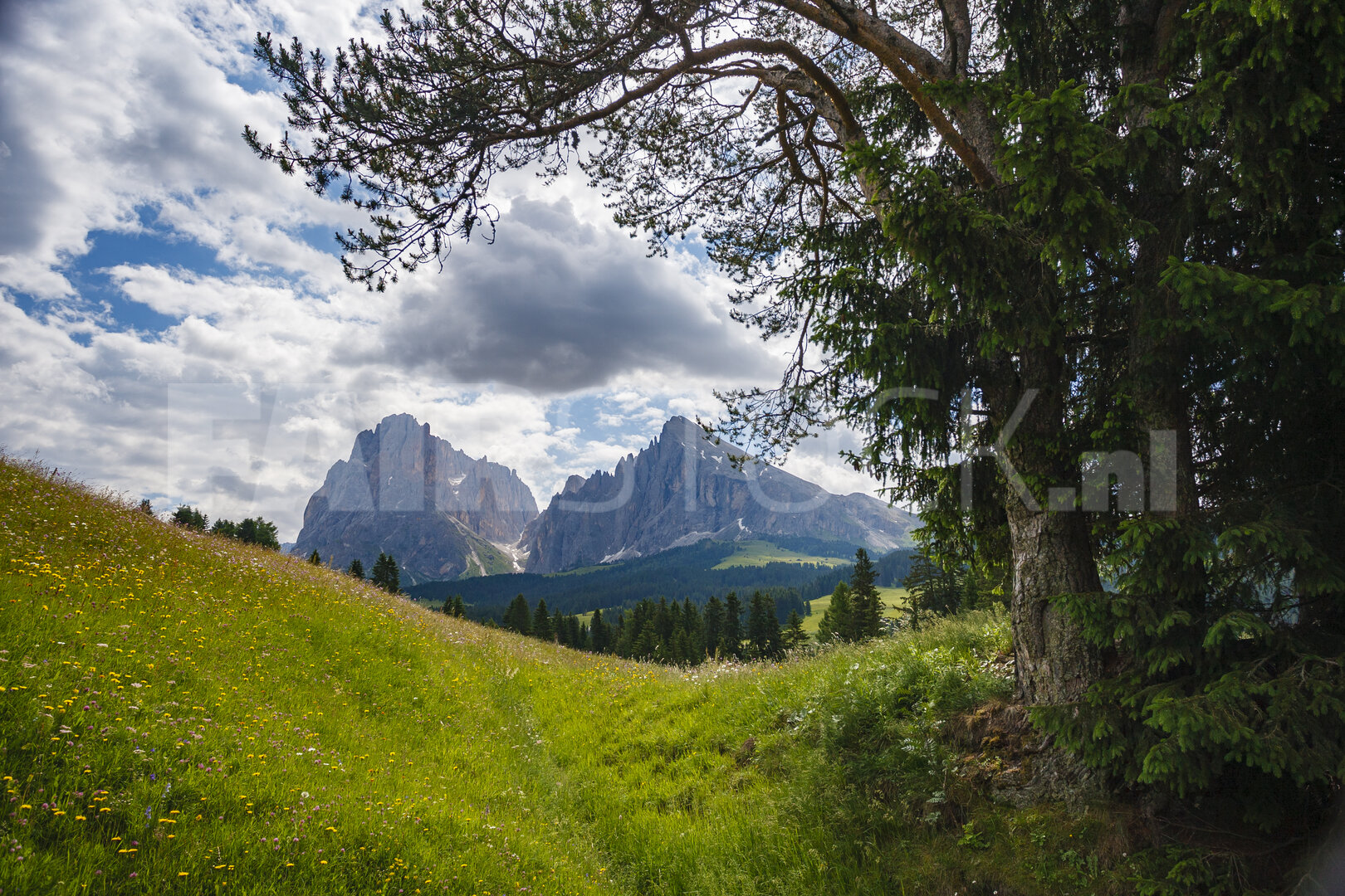 Majestueuze Dolomieten onder dramatische lucht
