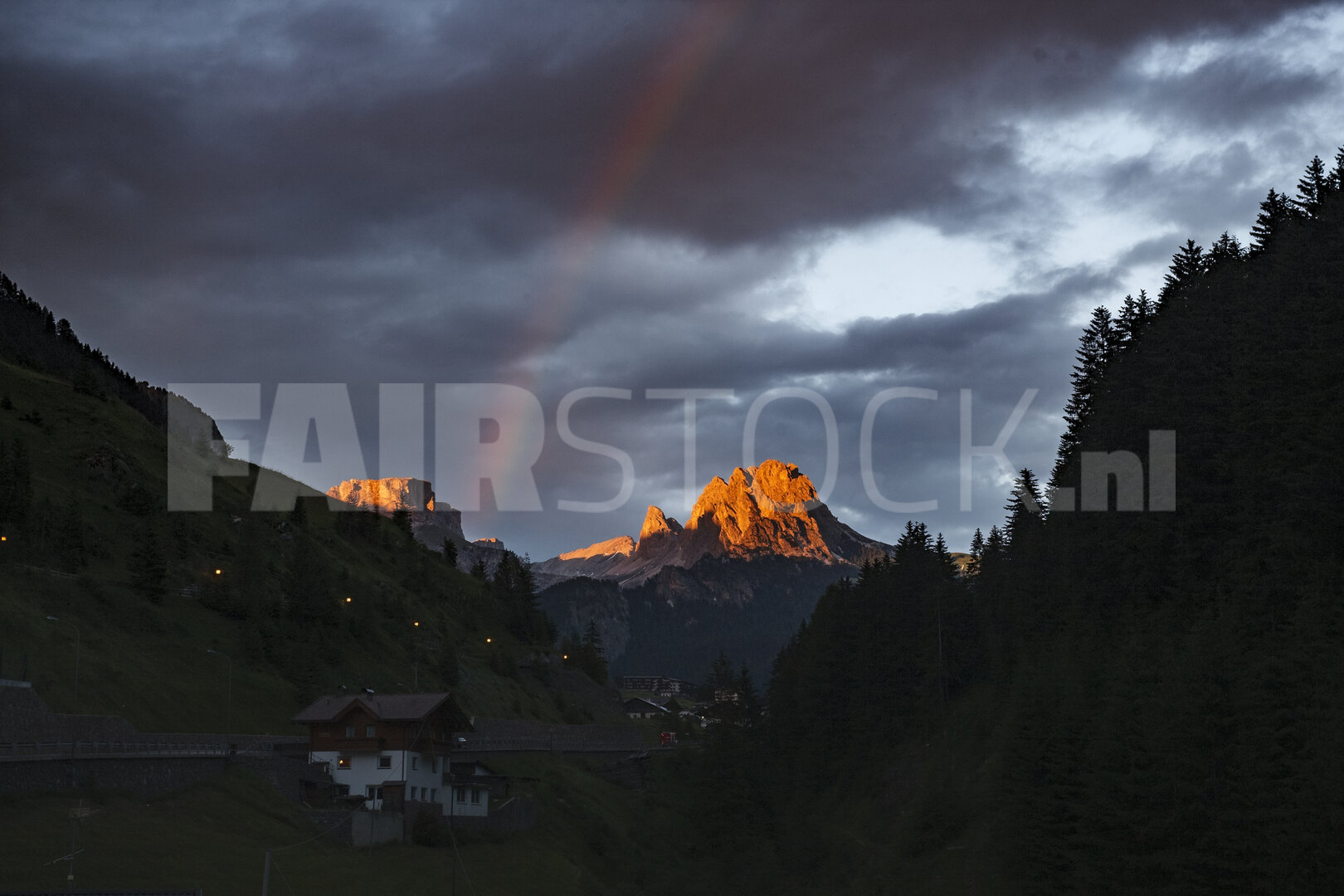 Zonsondergang werpt gouden licht op majestueuze Dolomieten