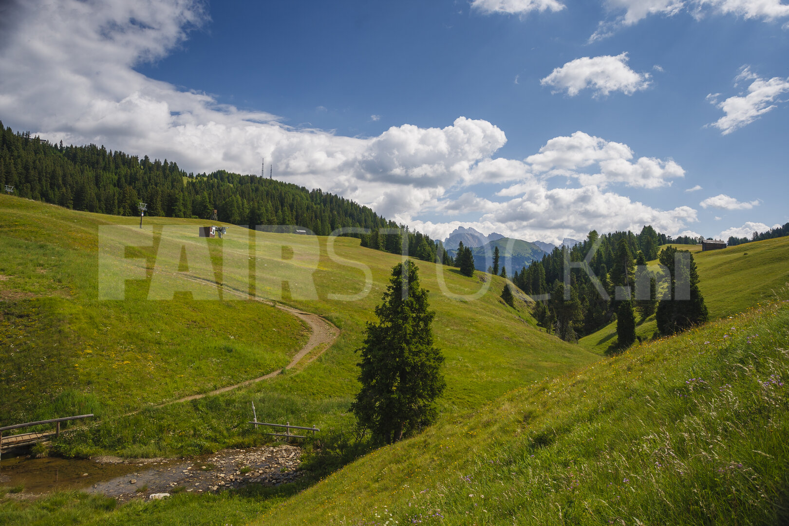 Groene heuvels en majestueuze bergen onder blauwe lucht