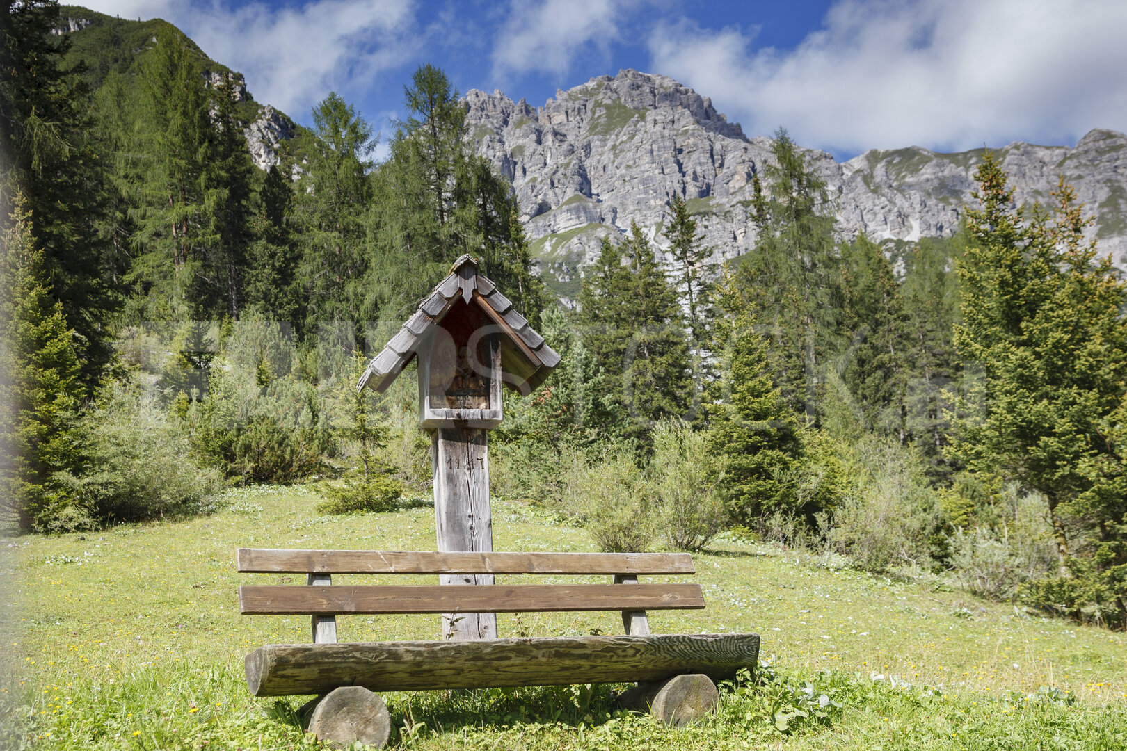 Kapelletje en bank langs bergwandeling Schlick 2000