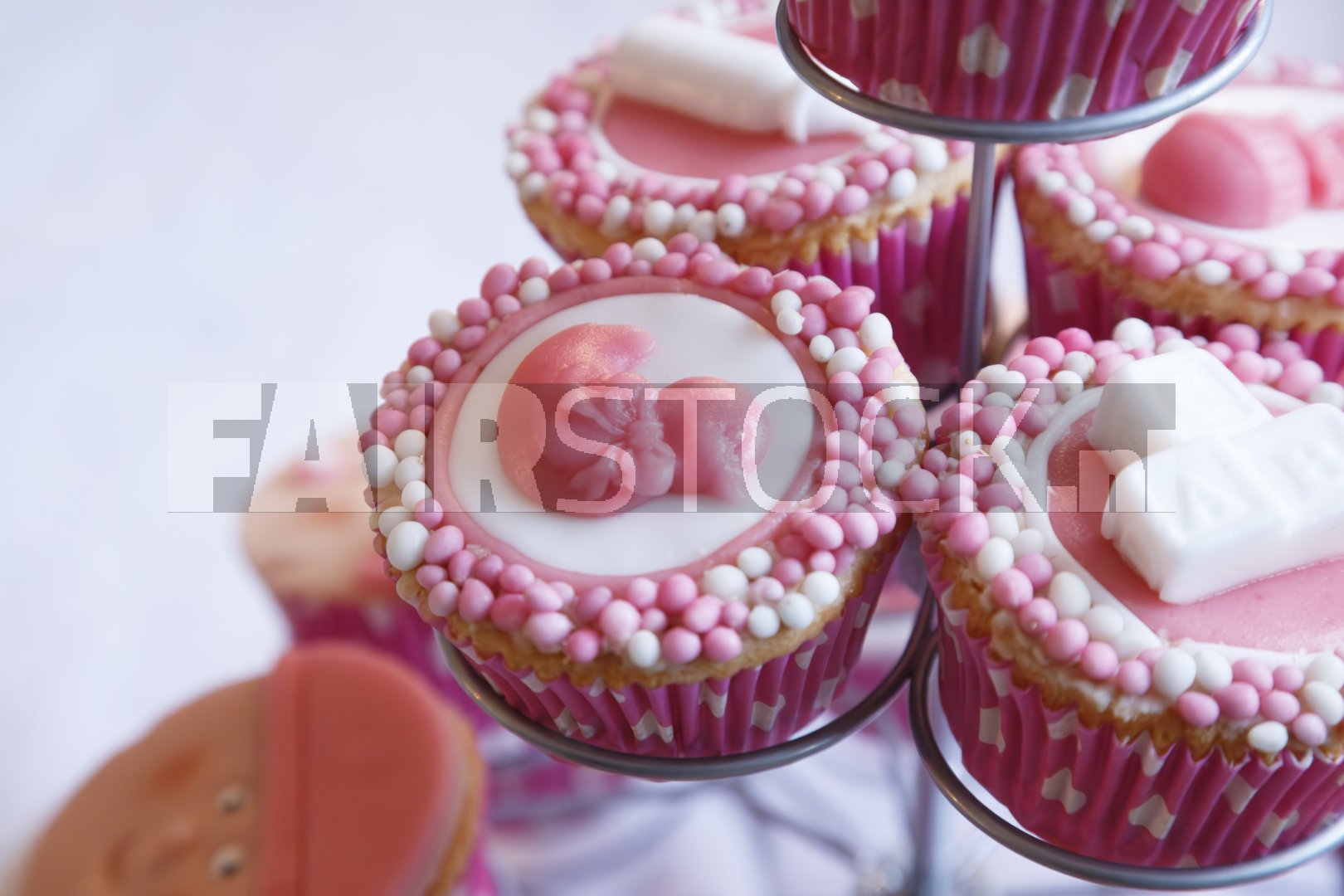 Feestelijke roze cupcakes voor baby