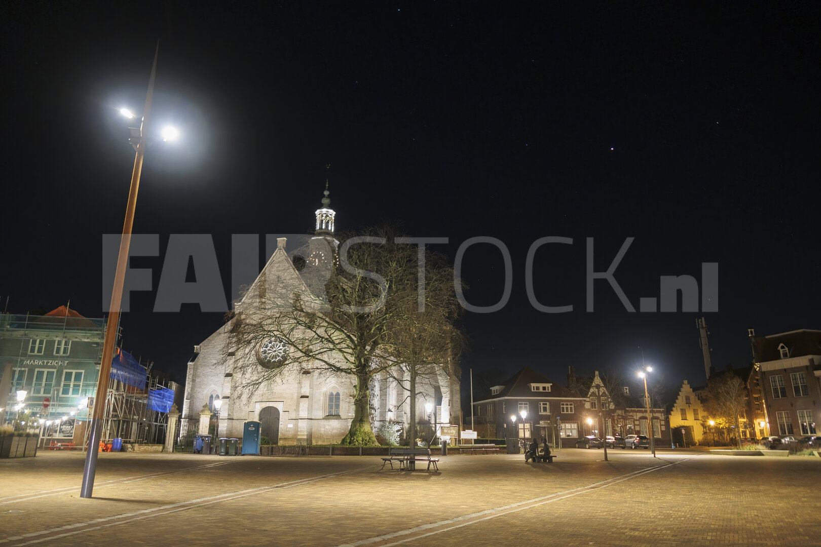 Nachtelijk uitzicht op historische architectuur in Zevenbergen