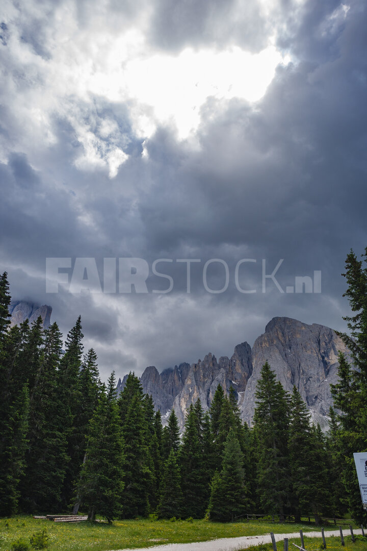 Dramatische wolkenformatie boven de Dolomieten