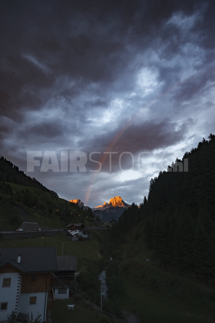 Majestueuze zonsondergang verlicht bergtoppen