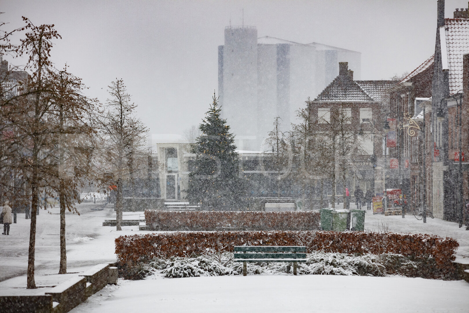 Sneeuw bedekt rustig stadsplein in de winter