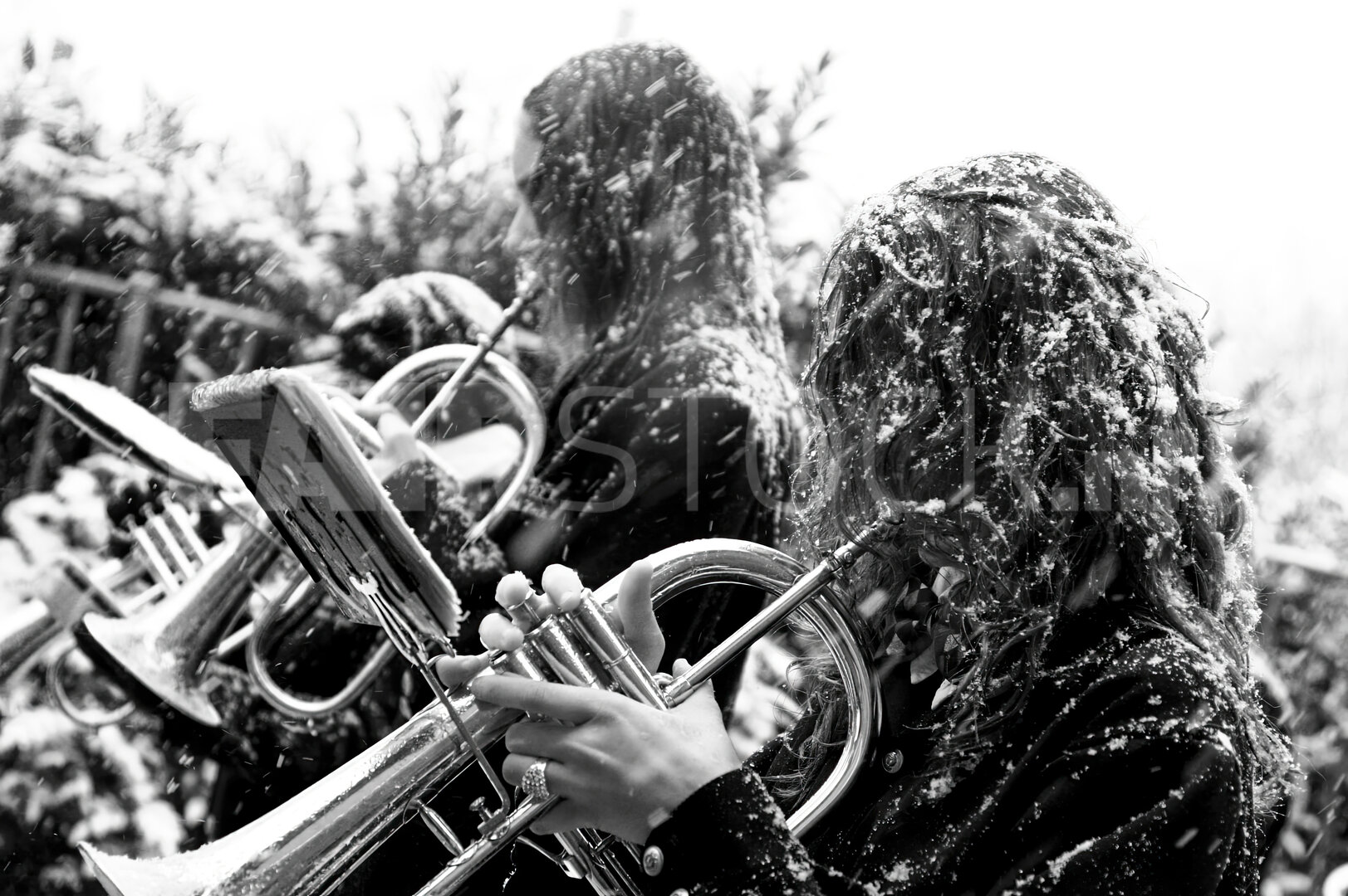 Harmonieorkest in sneeuwstorm door dorp