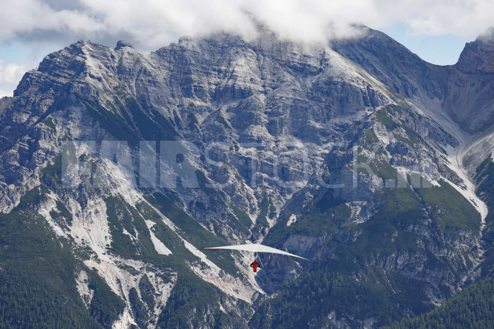 Paraglider zweeft boven Stubai Valley