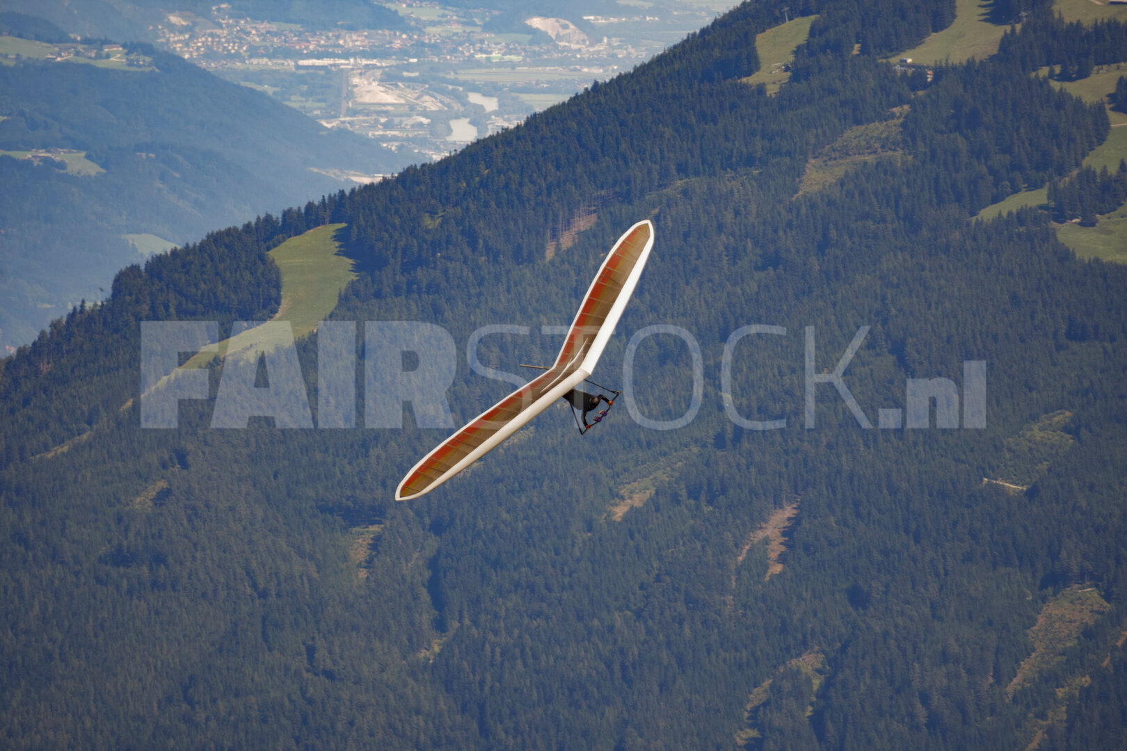 Paraglider zweeft boven Stubai Valley