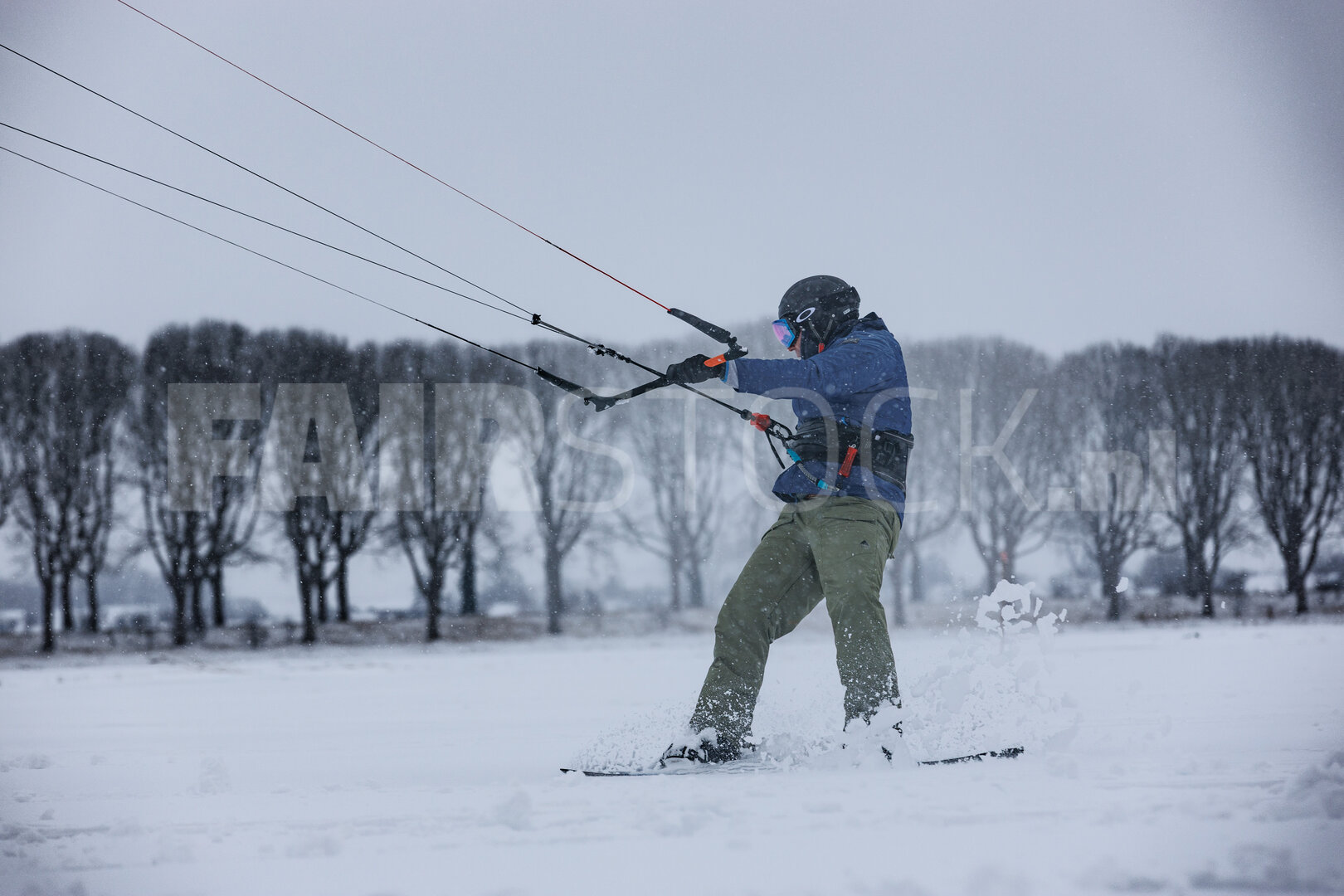 Snowkiten in de sneeuwstorm buiten Klundert