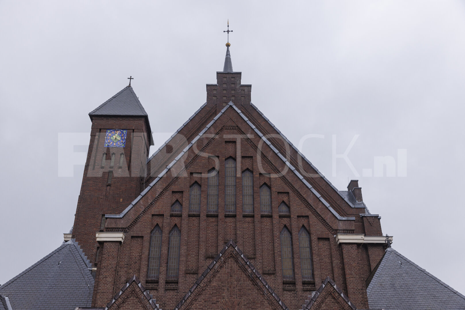 Historische bakstenen kerk met neogotische architectuur
