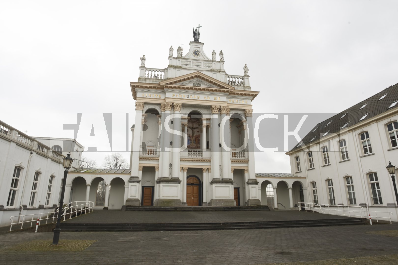 Historisch gebouw op Saint Louisplein in Oudenbosch