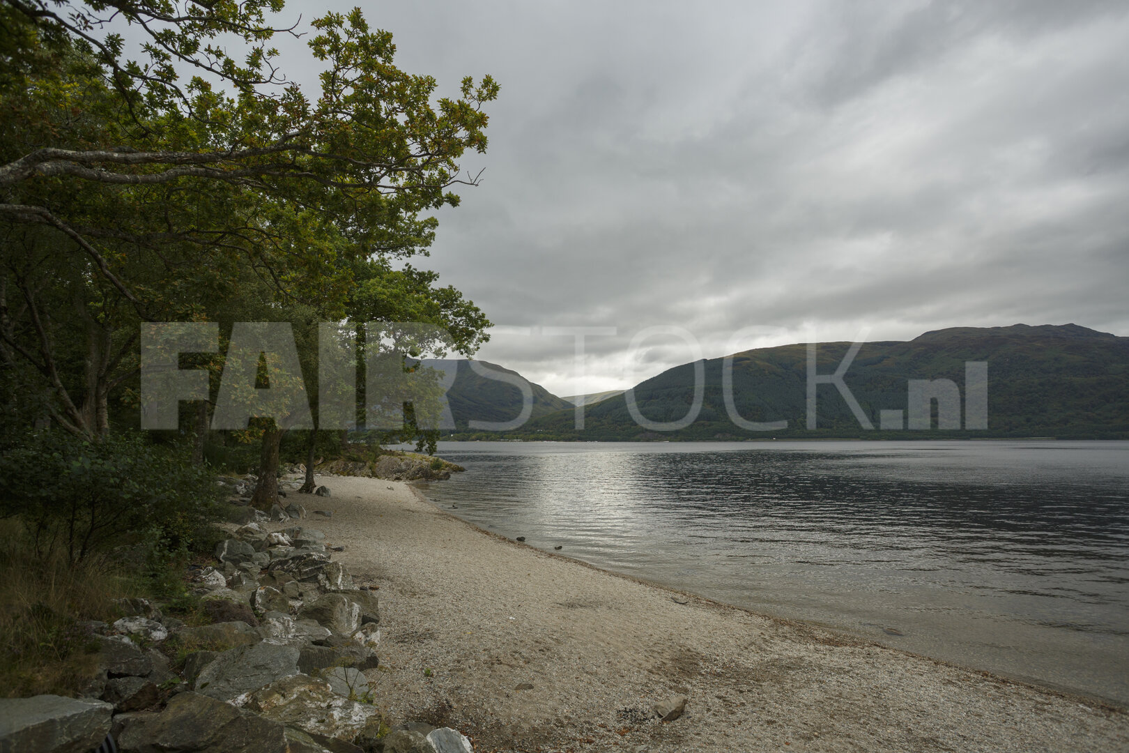 Bergmeer bij schemering in Schotland