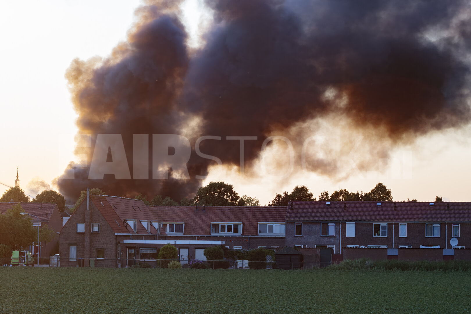 Rook stijgt dramatisch boven Nederlandse stad