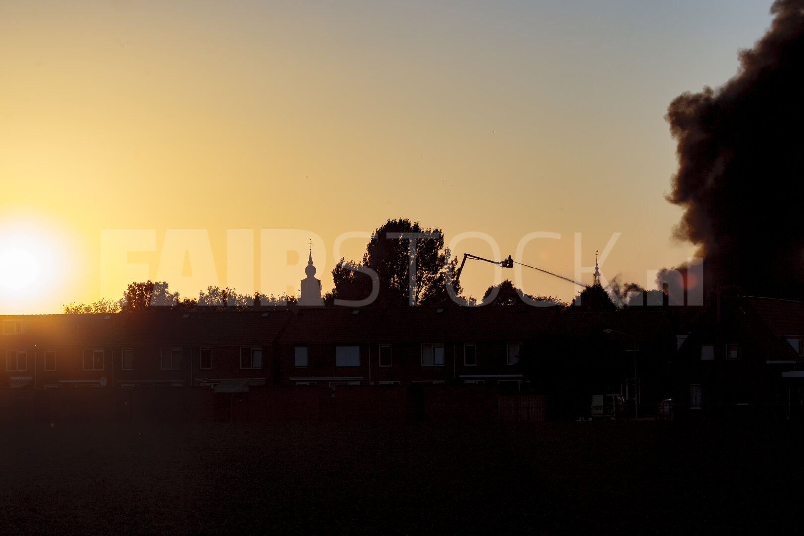 Brandweerman blust brand in stadsskyline