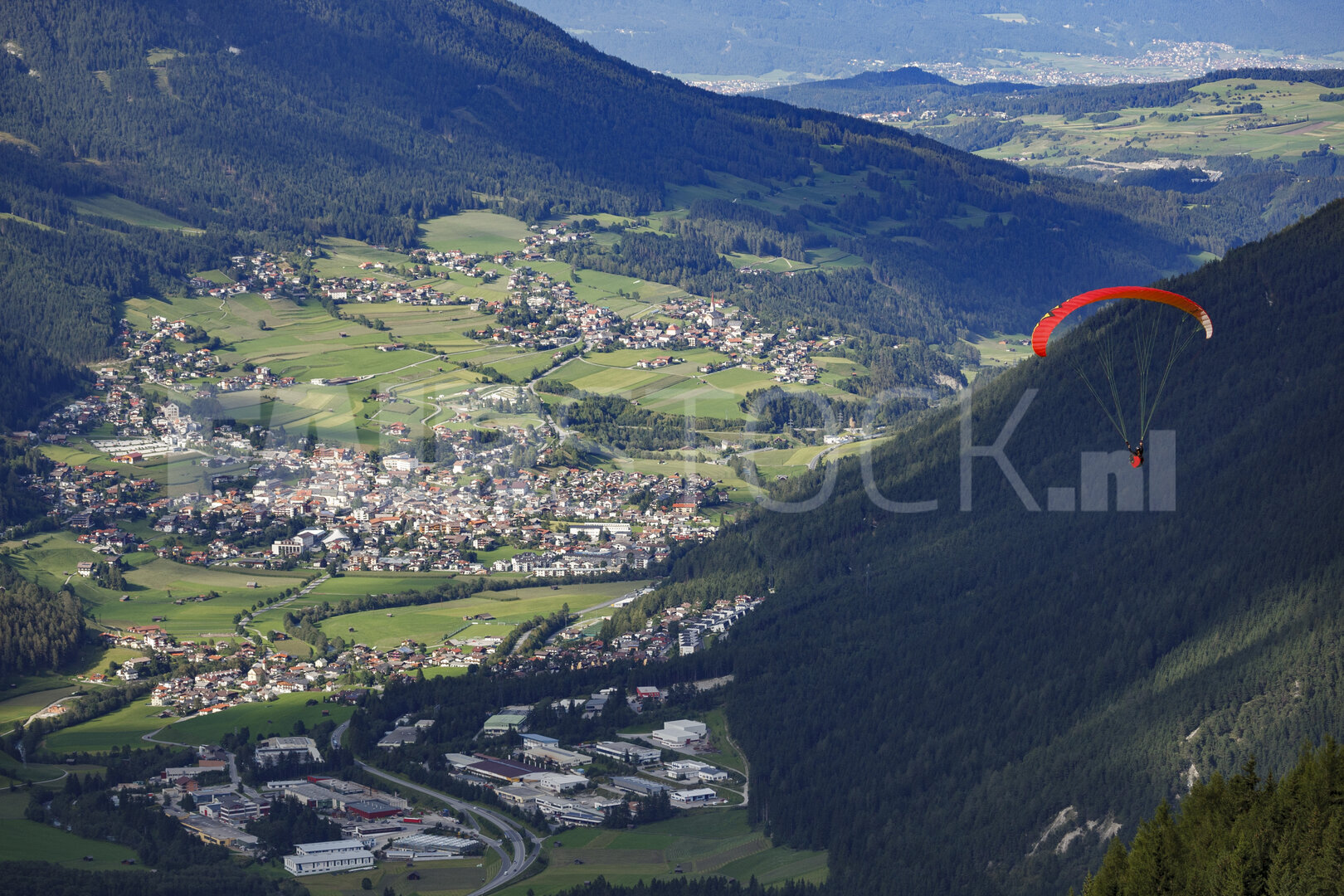 Paraglider daalt af boven Oostenrijkse vallei