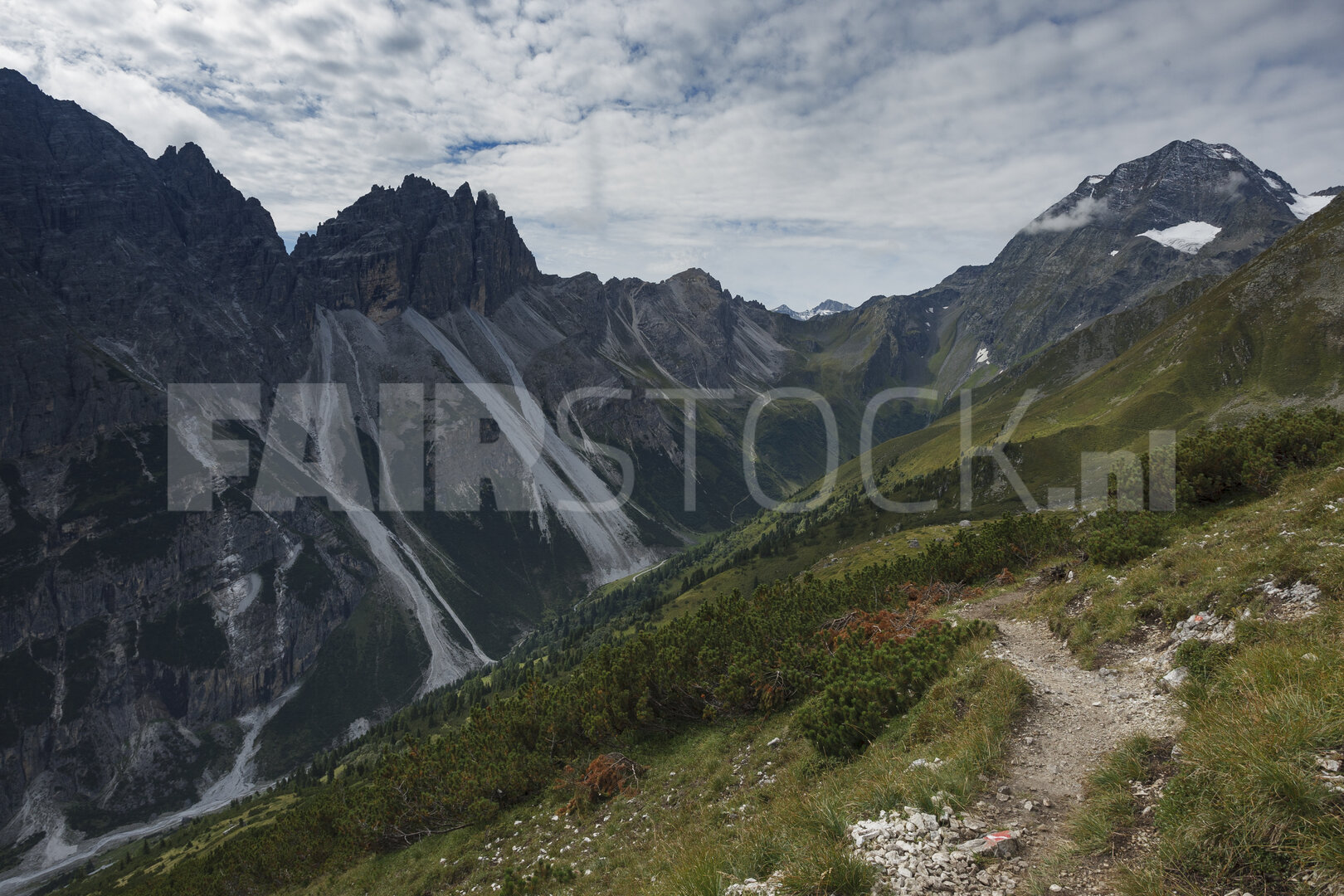 Wandelpad boven boomgrens in Stubaier Alpen
