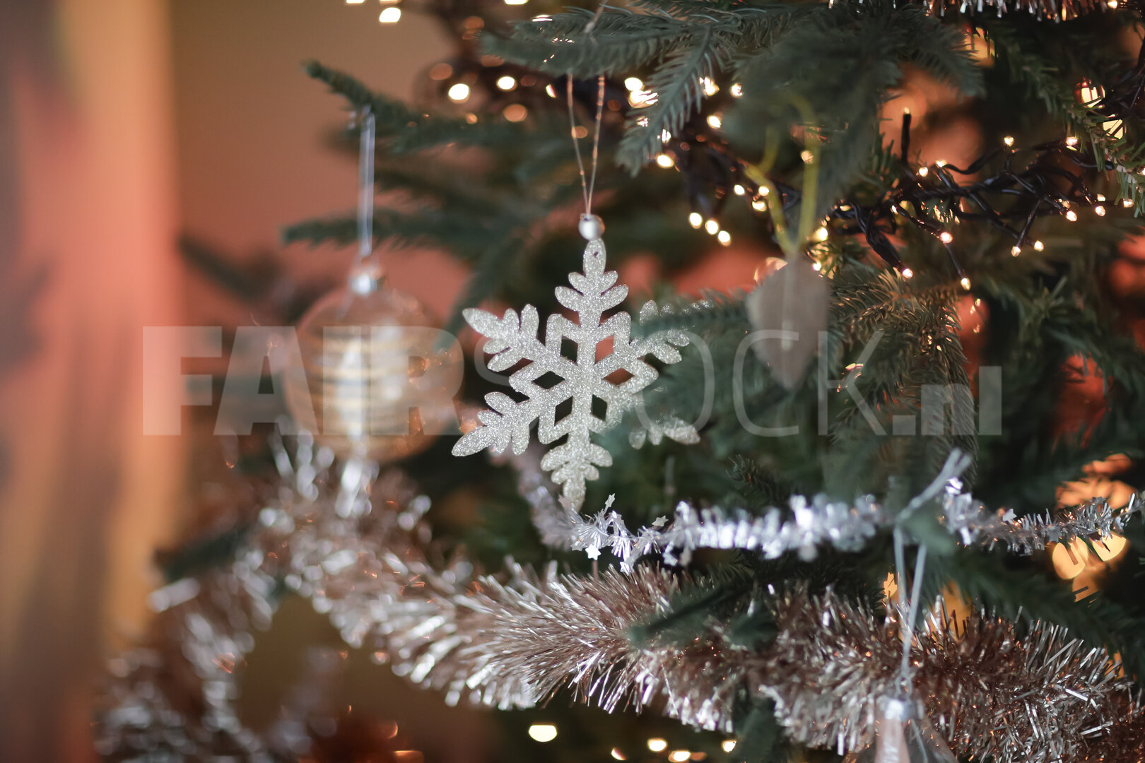 Kerstboom met feestelijke verlichting en ornamenten