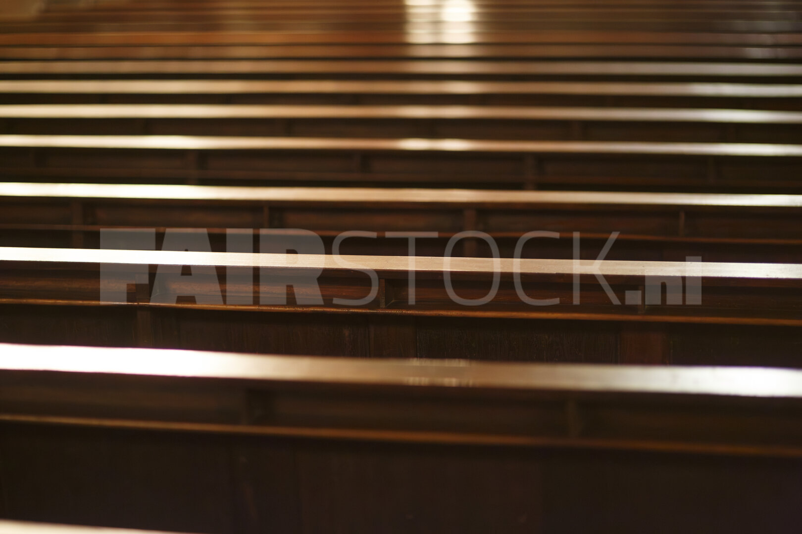 Houten banken in ordelijke rijen