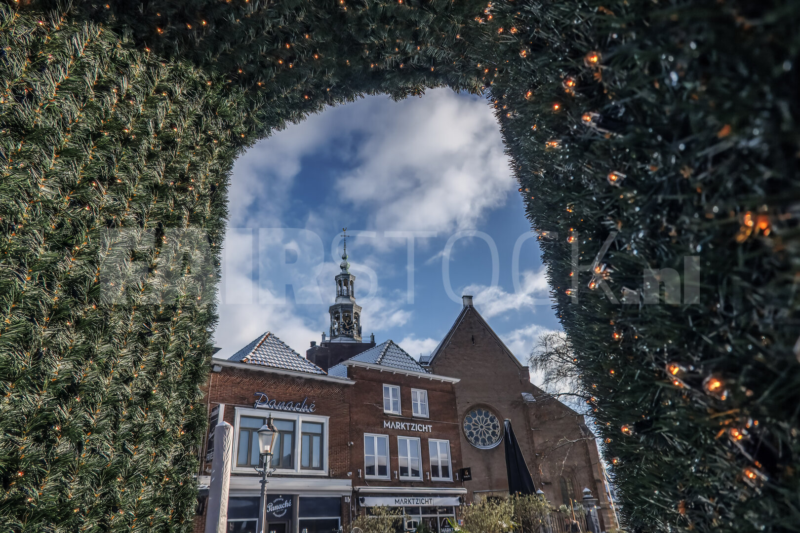 Winter in het centrum van Zevenbergen, gezien door een groene boog