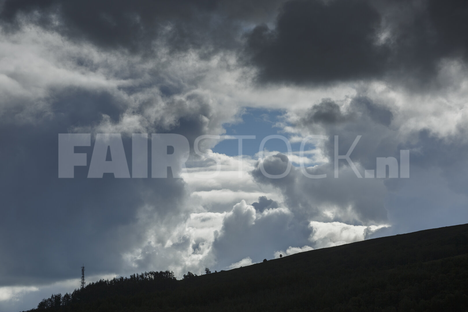 Dramatische wolkenlucht boven heuvellandschap