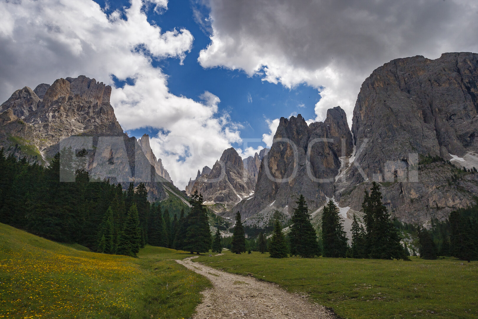 Majestueus berglandschap met rotsachtige toppen