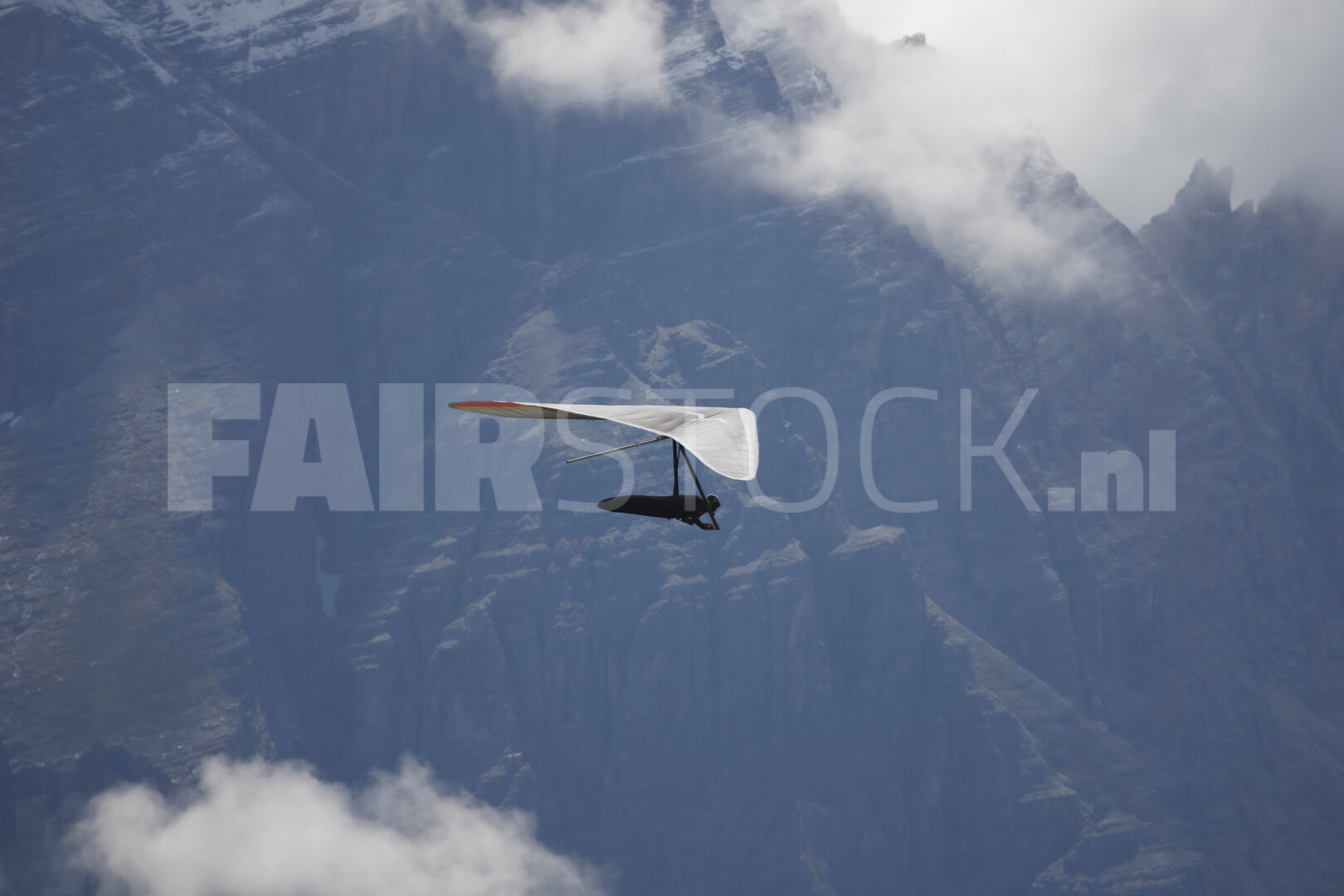 Paragliders dansen met thermiek in Stubai Valley