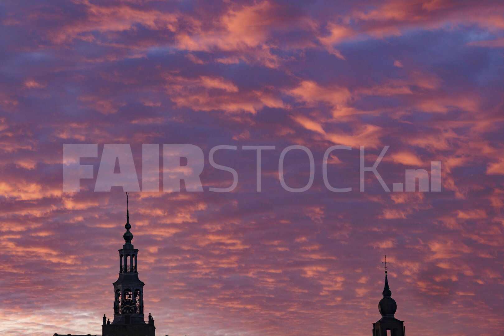 Historische torens in zonsonderganggloed