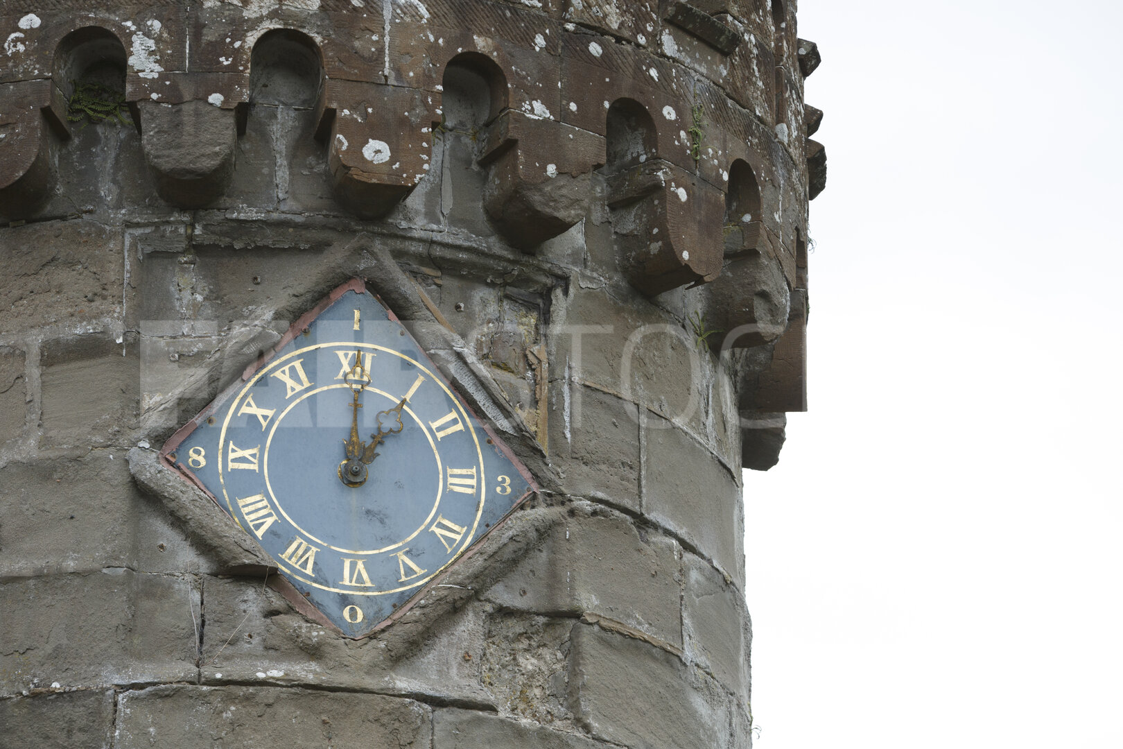 Historische klokkentoren op bewolkte dag