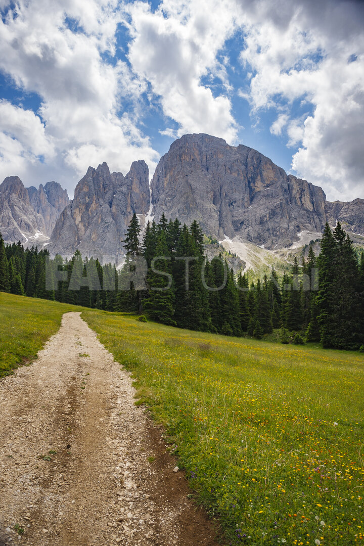 Schilderachtig bergpad in de Dolomieten, Italië