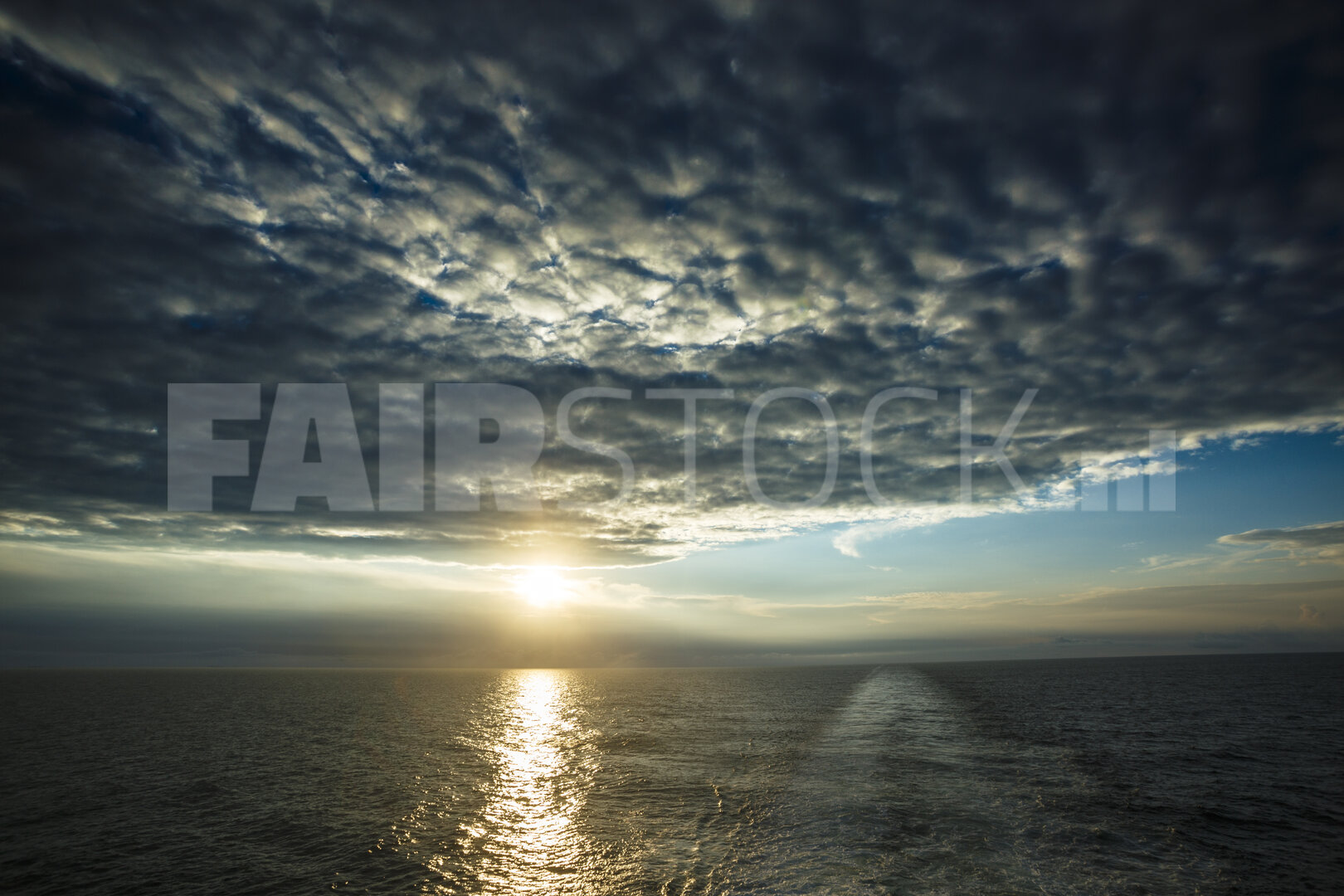 Dramatische zonsondergang over de Noordzee