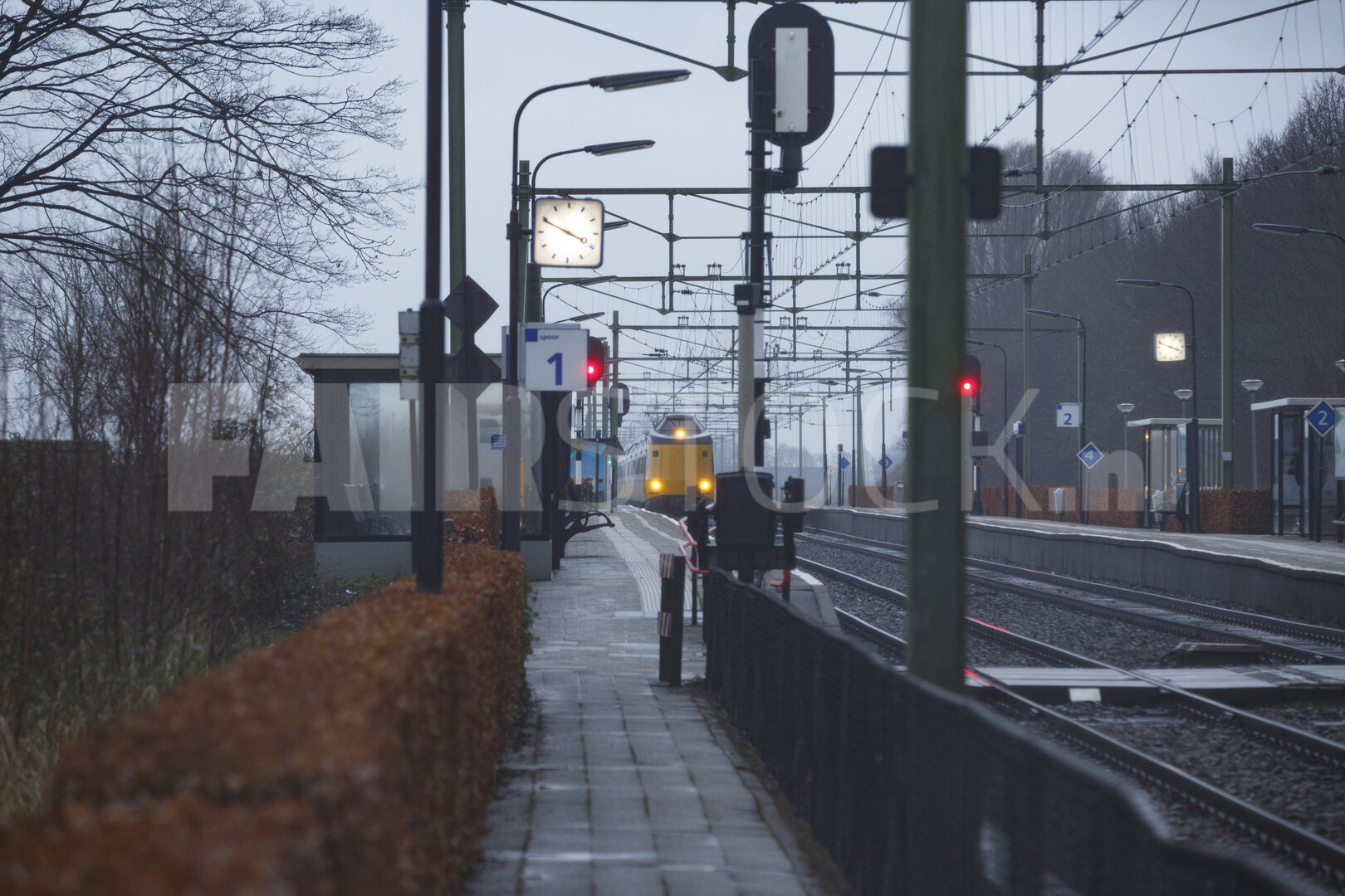 Avond op treinstation met forens in stilte