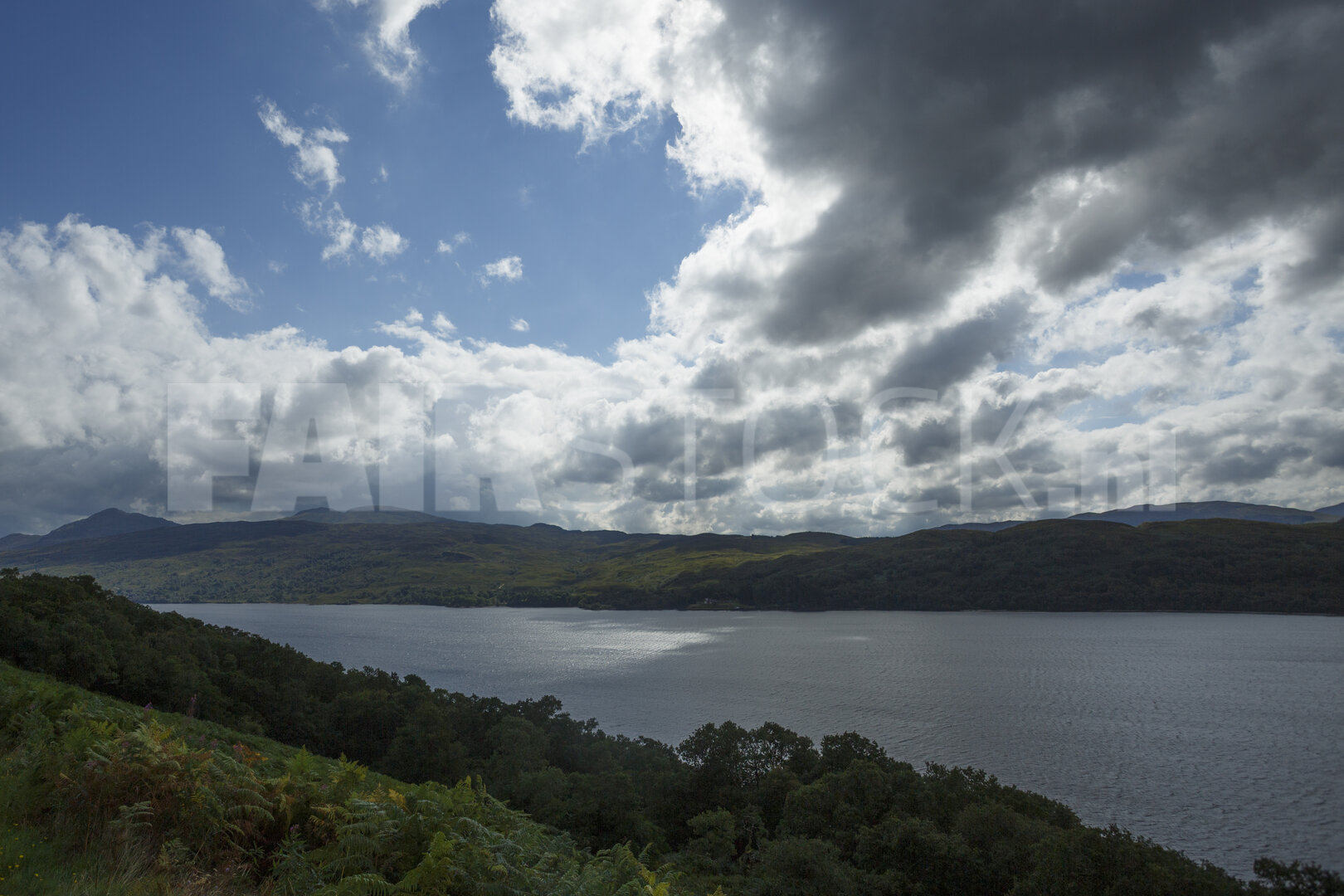 Sereen meer tussen groene heuvels