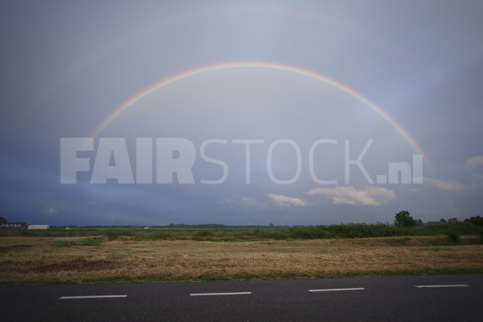 Majestueuze regenboog boven het platteland