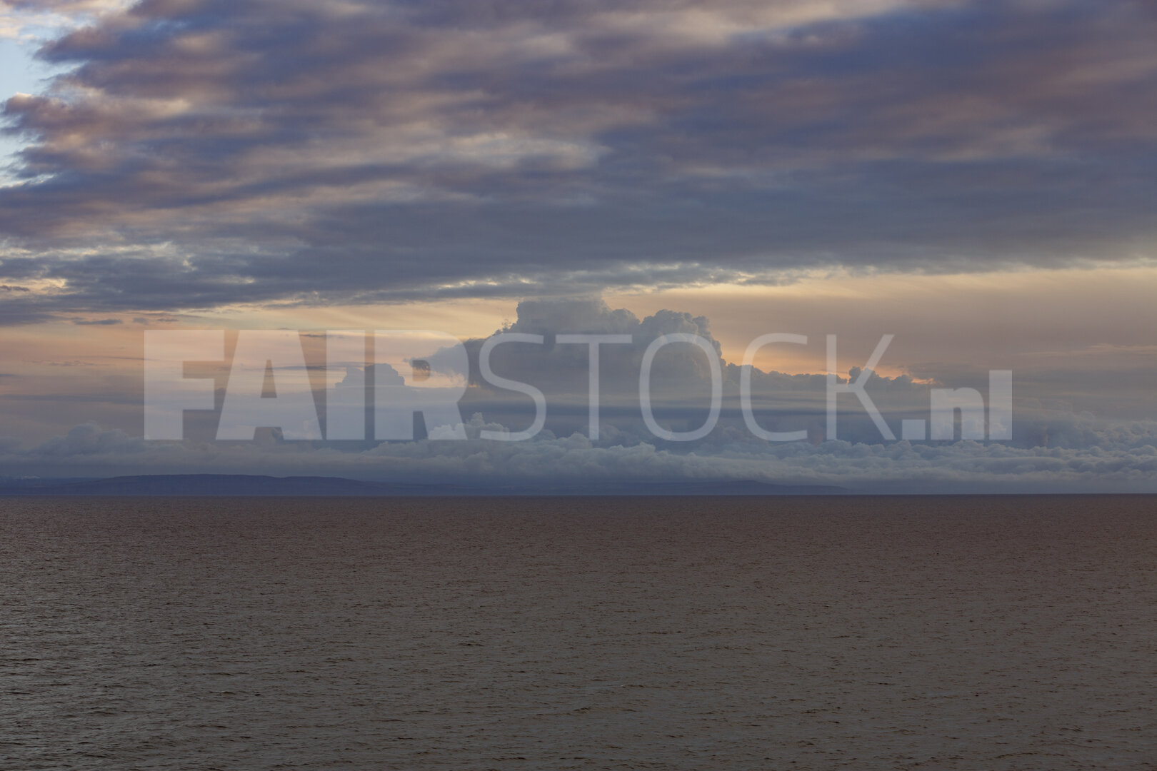 Dramatische wolkenformaties boven de Noordzee bij zonsondergang
