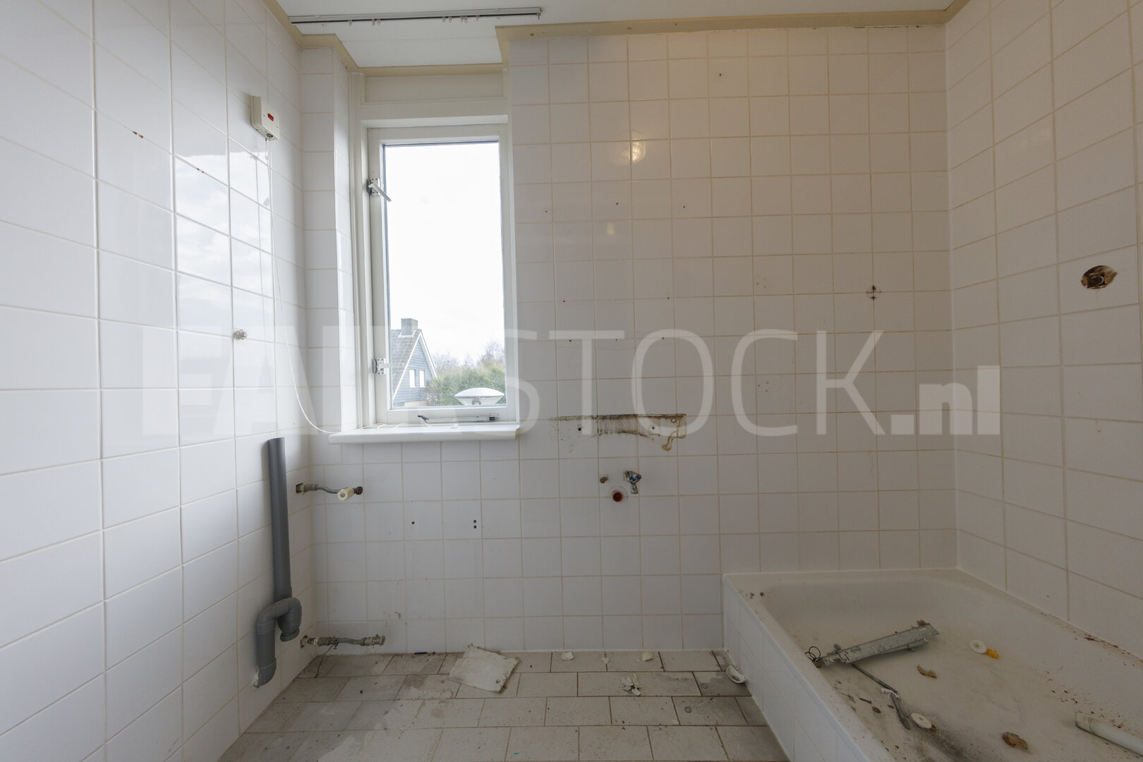 Badkamerrenovatie: gebroken tegels, puin