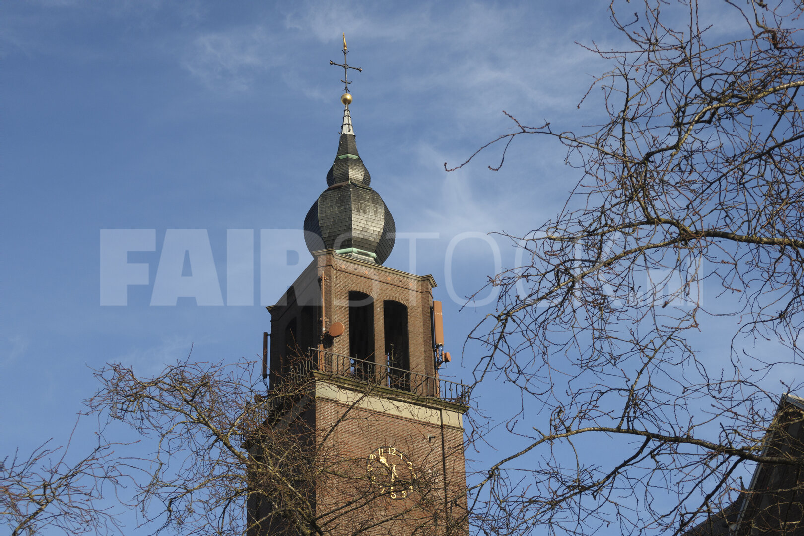 Historische kerktoren tegen blauwe hemel
